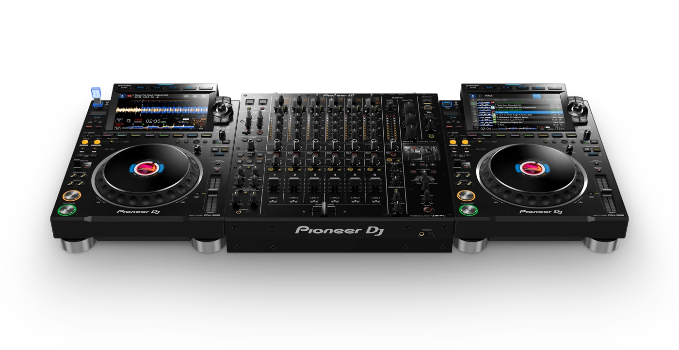 Реальный DJ-сет из двух проигрывателей и микшера — пример оборудования